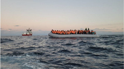 Plus de 100 personnes à bord d'une embarcation pneumatique ont été secourues par l'Ocean Viking, le 14 décembre 2021. Crédit : SOS Méditerranée