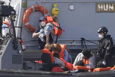 Un navire de la police aux frontières britannique escorte un groupe de personnes migrantes dans la ville portuaire de Douvres, en Angleterre, le 8 août. Kirsty Wigglesworth / AP