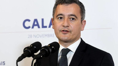 Le ministre de l'Intérieur Gérald Darmanin lors d'une conférence de presse à Calais (Pas-de-Calais), le 28 novembre 2021. (FRANCOIS LO PRESTI / AFP)