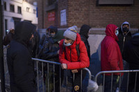 La file d’attente des migrants pour l’enregistrement de leur demande d’asile devant le centre d’arrivée de l’agence belge pour l’accueil des demandeurs d’asile (Fédasil) à Bruxelles, le 29 décembre 2021. COLIN DELFOSSE POUR " LE MONDE"
