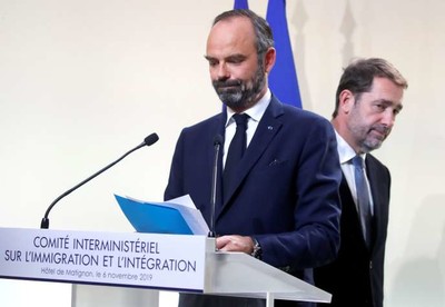 Le premier ministre, Edouard Philippe et le ministre de l’intérieur, Christophe Castaner, quittent la conférence de presse, à Paris, le 6 novembre. CHARLES PLATIAU / REUTERS