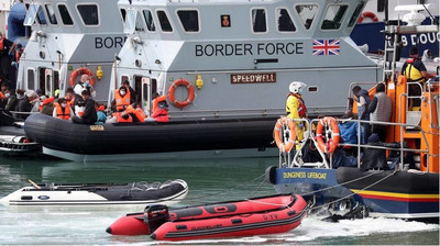 Un groupe de migrants arrive à Douvres, en Angleterre, le 2 septembre 2020 | Photo : IMAGO