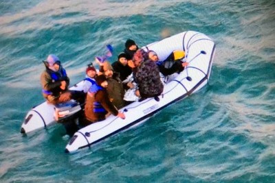 Un bateau de réfugiés intercepté par la marine nationale française au large de Calais, le 25 décembre. MARINE NATIONALE / AP
