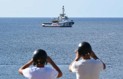 Le navire « Open-Arms » au large de Lampedusa (Italie), le 17 août. GUGLIELMO MANGIAPANE / REUTERS