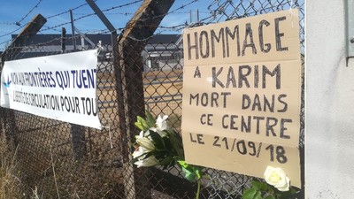 Les membres du Cercle des voisins ont accroché un bouquet de fleurs aux grilles du Centre de rétention administrative de Cornebarrieu © Radio France - Nolwenn Quioc