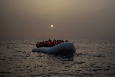 Des réfugiés sur une embarcation de fortune, le 23 février 2017. Santi Palacios / AP
