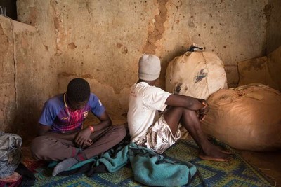 Quartier Malboro, à Agadez. Doukouri, 18 ans (à droite), et son frère Karim, 14 ans, sont Guinéens. Après un voyage de cinq mois entre Conakry et Meddeb, en Algérie, ils ont été expulsés au Niger. BACHIR POUR LE MONDE