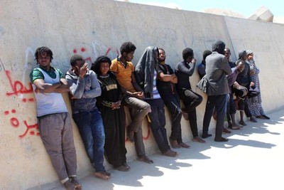 Des migrants ayant été arrêtés par des garde-côtes libyens après un accident au large de Garabulli, à 60 kilomètres à l’est de Tripoli, le 2 juin 2019. AYMAN AL-SAHILI / REUTERS