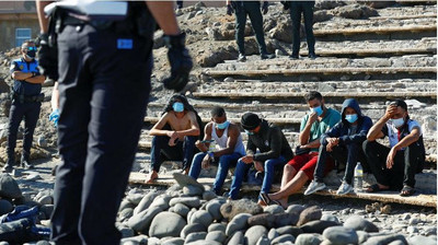 Un groupe de migrants sur une plage de Grande Canarie, le 23 novembre 2020. Crédit : Reuters
