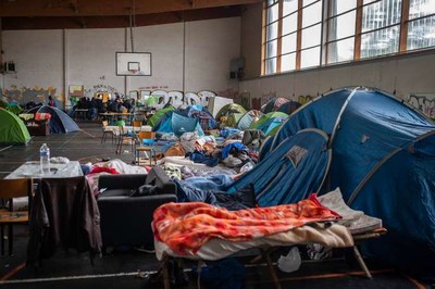 Entre 250 et 350 personnes, pour la plupart demandeurs d’asile, vivent dans un ancien gymnase à Saint-Herblain (Loire-Atlantique). OLANRIVAIN / PRESSE OCEAN / MAXPPP