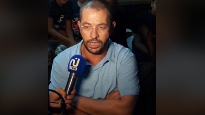 Chamseddine Bourassine parlant à la presse locale à son arrivée à Zarzis. Crédits : Facebook Live / Zarzis.info