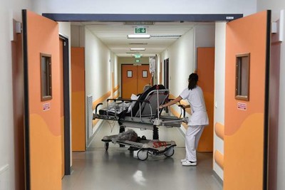 Dans les couloirs de l’hôpital de la Timone à Marseille, en janvier 2017. BORIS HORVAT / AFP