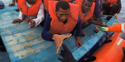 Stefano Rellandini / Reuters Une opération de sauvetage de migrants en Méditerranée, le 18 juin 2017.