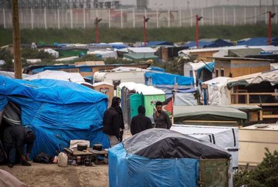 Des migrants afghans à Calais, le 27 mai 2016. PHILIPPE HUGUEN / AFP