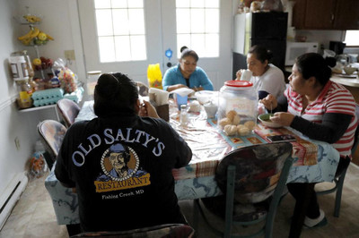 Des migrants mexicains dinent après leur journée de travail à Fishing Creek, dans le Maryland, en mai. Photo Julio Cortez. AP