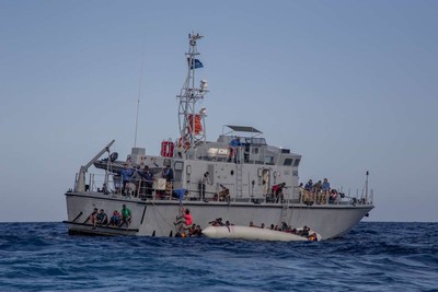 Le bateau de patrouille des gardes-côtes libyens « Ras-Jaddir-648 », après le naufrage d’une embarcation à bord de laquelle près de 150 migrants tentaient de traverser la Méditerranée, le 6 novembre 2017. ALESSIO PADUANO / AFP