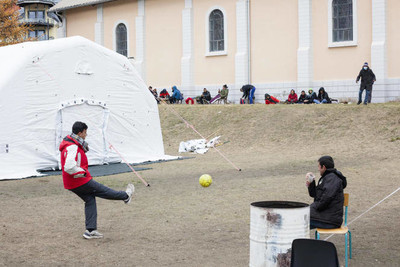 La tente érigée par Médecins sans frontières, habituellement réservée aux victimes de catastrophes naturelles, à Briançon (Hautes-Alpes), le 13 novembre 2021. JULIEN BENARD POUR « LE MONDE »