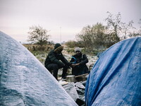 Un campement de migrants à proximité immédiate de la zone de frêt routier à Calais le 13 décembre. (Stéphane Dubromel/Libération)