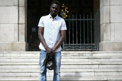 "Mamoudou Gassama à l’Élysée, les autres réfugiés à la rue!"  LIONEL BONAVENTURE via Getty Images
