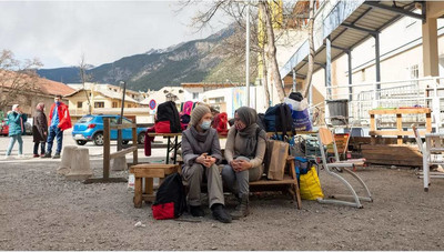 Des migrants afghans au sein du Refuge solidaire de Briançon (Hautes-Alpes), le 20 avril 2021. (MATTEO PLACUCCI / HANS LUCAS / AFP)