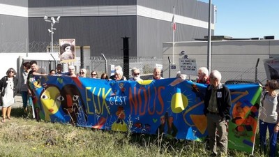 Manifestation d'associations de soutien aux étrangers sans papier devant le Centre de Rétention de Cornebarrieu / © Pierre Grenier - Cimade 