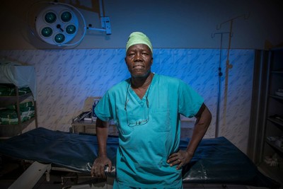  Le chirurgien Evan Atar Adaha dans le bloc chirurgical de l’hôpital de Bunj, au Soudan du Sud. Crédits : UNHCR/Will Swanson 