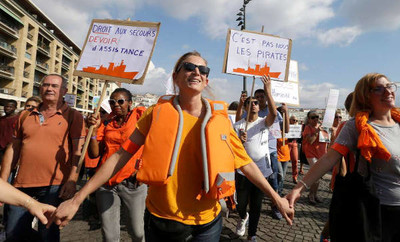 Vêtues en orange, couleur de l’« Aquarius » et portant des gilets de sauvetage, des milliers de personnes se sont rassemblées, comme ici à Marseille, pour soutenir les opérations de sauvetage de migrants en Méditerranée. Claude Paris / AP