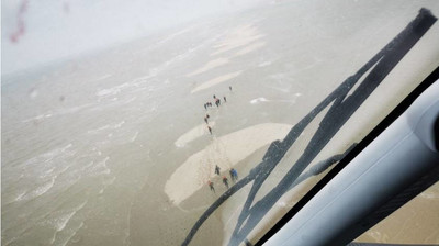 Des migrants échoués sur un banc de sable, dans la Manche. Crédit : Préfecture maritime de la Manche et de la mer du Nord