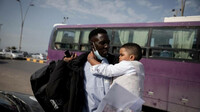 Un homme arrive en Italie avec son enfant, après avoir été évacué de Libye par un vol humanitaire (image d'illustration). Crédit : HCR
