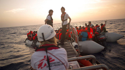 Des membres de MSF en train de récupérer des migrants en Méditerranée. Photo MSF