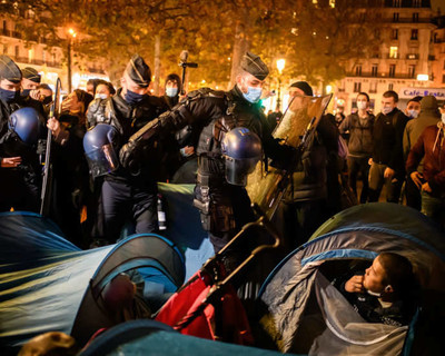 Lors de l’évacuation de la place de la République, lundi 23 novembre, à Paris. Guillaume Herbaut