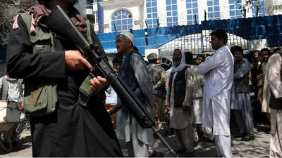 Un Taliban armé surveille des personnes faisant la queue devant une banque de Kaboul, le 4 septembre 2021. Crédit : Reuters
