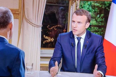 Lors de l’interview, Emmanuel Macron a répété sa volonté d’améliorer le taux de renvoi des migrants. JEAN-CLAUDE COUTAUSSE / FRENCH-POLITICS / « LE MONDE »