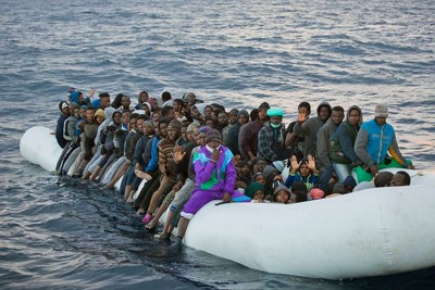 Un canot de migrants surchargé, au nord de la Libye, le 3 février 2017. EMILIO MORENATTI / AP