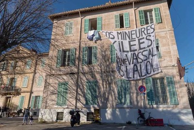 Devant le bâtiment du diocèse qui sert de squat, à Marseille, le 10 janvier. CHRISTOPHE SIMON / AFP