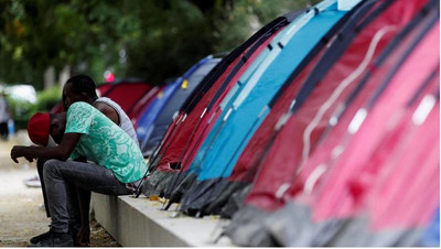Un campement de jeunes migrants à Paris, le 30 juin 2020. Crédit : Reuters