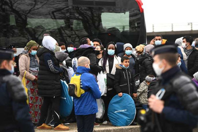 Des migrants sont évacués d’un camp à Saint-Denis (Seine-Saint-Denis), le 17 novembre 2020. CHRISTOPHE ARCHAMBAULT / AFP