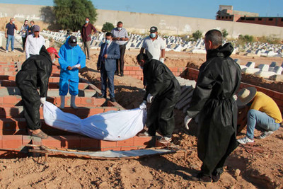 Enterrement d’un migrant subsaharien, mort en mer près des îles Kerkennah, au large de Sfax, en Tunisie, le 15 juin 2020. HAMDI ZAGHDANE / AFP