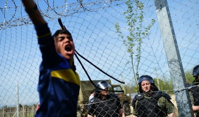 Des migrants et réfugiés demandent la réouverture d'une frontière grecque au nord du village d'Idomeni, le 7 avril 2016 © AFP PHOTO / BULENT KILIC