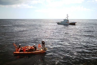 Les 58 rescapés de l’« Aquarius » sont transférés vers Malte depuis les eaux internationales par les autorités maltaises, le 30 septembre. SAMUEL GRATACAP POUR LE MONDE