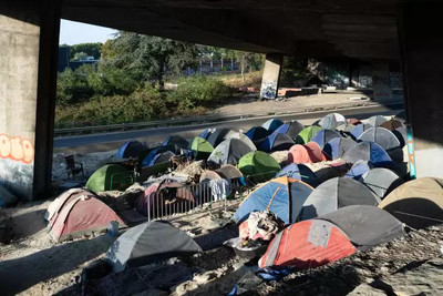Camp de migrants à Saint-Denis (Seine-Saint-Denis), le 21 septembre 2020. SAMUEL GRATACAP POUR "LE MONDE"