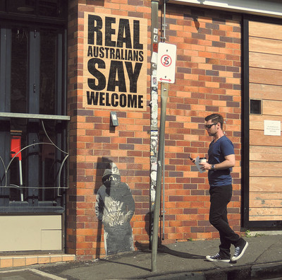 Christy Gallois. — « Real Australians Say Welcome. To Refugees » (Les vrais Australiens souhaitent la bienvenue. Aux réfugiés), Brisbane, 2015