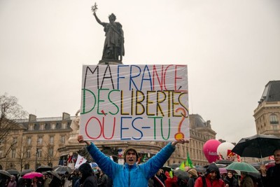 Un des participants à la manifestation contre l'état d'urgence, organisée à Paris le 30 janvier 2016• Crédits : Denis Prezat / Citizenside