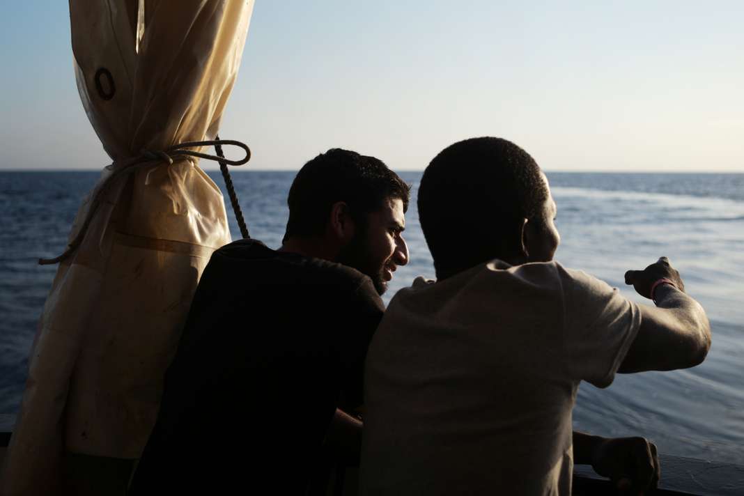 Sur le pont arrière de l’Aquarius, le 21 septembre : la veille, ces deux migrants se trouvaient à bord d’une petite embarcation, à 28 milles nautiques de la Libye, lorsque l’équipage de l’Aquarius leur est venu en aide. SAMUEL GRATACAP POUR LE MONDE