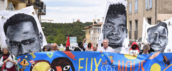 250 manifestants mobilises symboliquement au Perthus en faveur des migrants