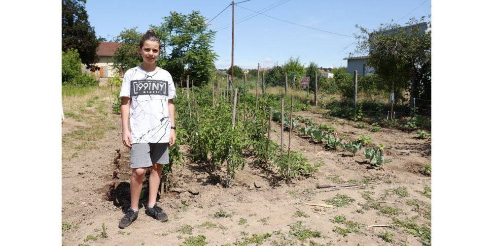 Un jeune refugie albanais se passionne pour le jardinage