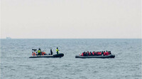 Une opération de secours d'une embarcation de migrants dans la Manche, en avril 2022. Crédit : Twitter @Premar